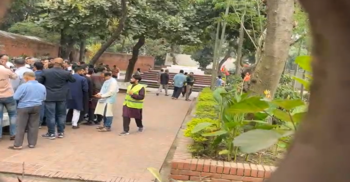 হাদির জানাজা শেষে নিয়ে আসা হলো ঢাকা বিশ্ববিদ্যালয়ের সমাধিস্থলে