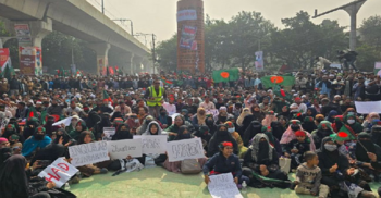 শহীদ ওসমান হাদি চত্বরে ইনকিলাব মঞ্চের জামাতে নামাজ আদায়