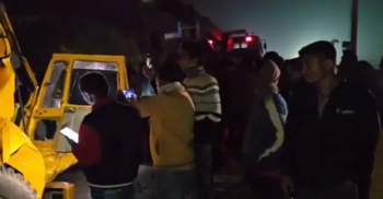 টাঙ্গাইলে কাভার্ড ভ্যানে ট্রাকের ধাক্কা, চালক-ব্যবসায়ী নিহত