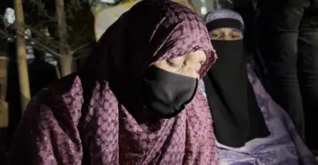 খালেদা জিয়াকে এক নজর দেখতে এভারকেয়ারের সামনে কান্নায় ভেঙে পড়লেন এক নারী ভক্ত