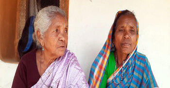 যে ভাষা টিকে আছে দুই বোনের মুখে