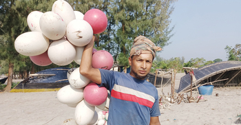 রাত ১২টা বাজার অপেক্ষায় জেলেরা