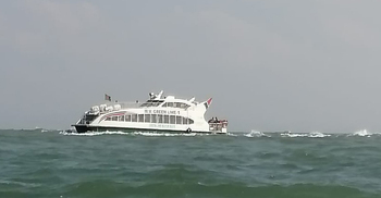 ডুবোচরে আটকে গেলো পর্যটকবাহী জাহাজ, দেড়ঘণ্টা পর উদ্ধার