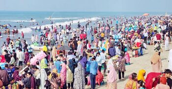 তিনদিনের ছুটিতে পর্যটক-দর্শণার্থীতে লোকারণ্য কক্সবাজার