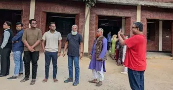 ছেলে দিতে এলো প্রথম ভোট, বাবা তুলে দিলেন ছবি