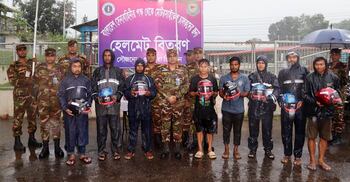 মোটরসাইকেল চালকদের মাঝে হেলমেট বিতরণ করলো সেনাবাহিনী