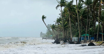 সেন্টমার্টিনে নৌযান চলাচল বন্ধ, দ্বীপে খাবার সংকট