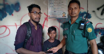 সার্জেন্টের বীরত্বে ছিনতাই হওয়া মোবাইল ফিরে পেলেন যুবক