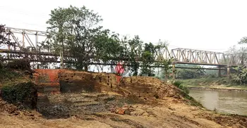 কোলঘেঁষে মাটি কর্তন, হুমকির মুখে গোমতীর বেইলি সেতু