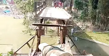 আয়রন ব্রিজ ভেঙে পড়লো খালে, যোগাযোগ বিচ্ছিন্ন