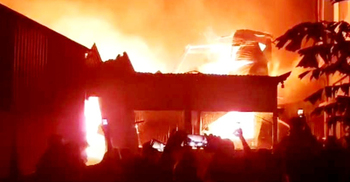 সিরাজগঞ্জে শাড়ি তৈরির কারখানায় আগুন