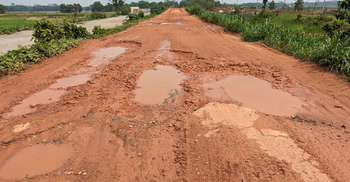 শরীয়তপুর-চাঁদপুর সড়ক খানাখন্দে ভরা, বিকল হচ্ছে গাড়ি