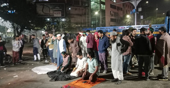 শাহবাগ মোড়ে ফজরের নামাজ আদায় ছাত্র-জনতার