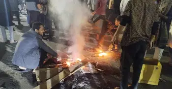 রাস্তায় আগুন জ্বালিয়ে শাহবাগে বিক্ষোভ, যান চলাচল বন্ধ