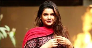 ভোটের আগে শবনম ফারিয়ার প্রশ্ন, ‘ফাল্গুনে শাড়ি পরবো নাকি আবায়া?’