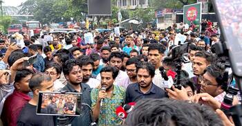 গোপালগঞ্জে হামলার প্রতিবাদে শাহবাগে ৪০ মিনিটের ব্লকেড