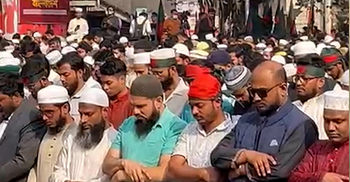 শাহবাগে খুতবা শেষে চলছে জুমার নামাজ!