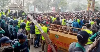 ওসমান হাদির কবরের দিকে জনস্রোত, শাহবাগে পুলিশের ব্যারিকেড