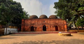 তিন গম্বুজে দৃষ্টিনন্দন ৪৫০ বছরের শাহী মসজিদ