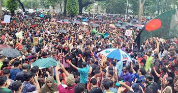 গণভবনে জরুরি বৈঠক: আন্দোলনের সমন্বয়কদের সঙ্গে বসতে চায় আওয়ামী লীগ