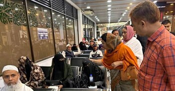 বিমানবন্দরে মধ্যপ্রাচ্যগামী যাত্রীদের দেখতে গেলেন বিমানমন্ত্রী