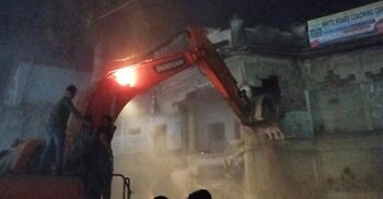 শামীম ওসমানের দাদার বাড়ি গুঁড়িয়ে দিচ্ছে জনতা