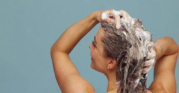 চুল ময়লা না হলেও কি শ্যাম্পু করা উচিত