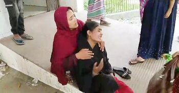 বাবাকে আদর করতে গিয়ে অটো উল্টে প্রাণ গেলো শিশু শান্তার