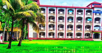 ছাত্ররা বিদেশমুখী ছাত্রীরা বিবাহিত, পাস করেনি কলেজের কেউ