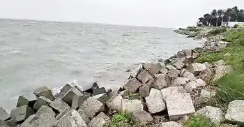 ঝড়ে পদ্মায় সিমেন্টবোঝাই তিন ট্রলারডুবি