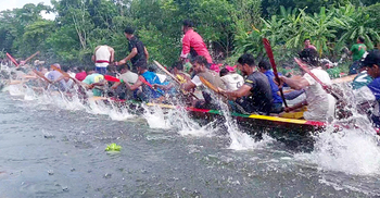 কীর্তিনাশার বুকে নৌকাবাইচ দেখতে মানুষের ভিড়