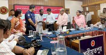 অনুদানের লাখ টাকা অসহায় পরিবারকে উপহার দিলেন জুলাই যোদ্ধা