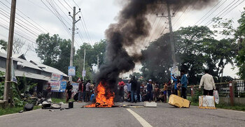 ছাত্রদলের কমিটি বাতিলের দাবিতে টায়ার জ্বালিয়ে সড়ক অবরোধ একাংশের