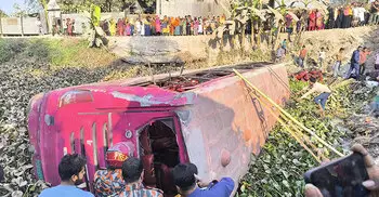 শরীয়তপুরে যাত্রীবাহী বাস খাদে পড়ে আহত ২০