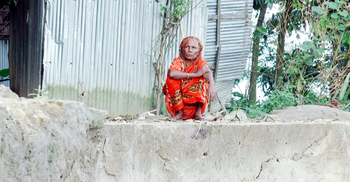 ‘স্বামীর কবরটাও রক্ষা করতে পারলাম না’