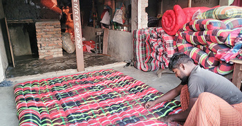 শীত বাড়ার সঙ্গে চাহিদা বেড়েছে লেপ-তোশকের