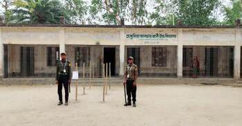 ভোটারশূন্য কেন্দ্রে শেরপুরে ভোটগ্রহণ চলছে