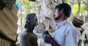 উপকরণের দাম বাড়লেও আয় বাড়েনি প্রতিমা কারিগরের