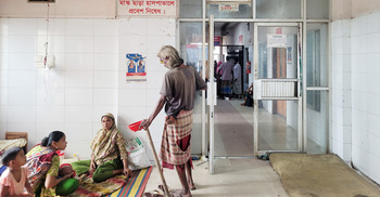 বিনামূল্যে চিকিৎসা নিতে এসে হয়রানির সাগরে পড়েন রোগীরা