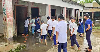 সামান্য বৃষ্টিতেই বিদ্যালয়ের মাঠে জলাবদ্ধতা