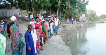 ‘ভাঙনের চিন্তায় ঘুমাইতেও ভয় করে’