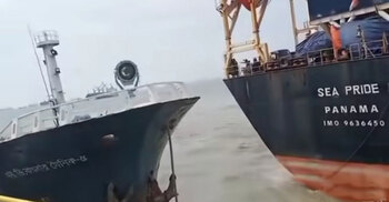 পতেঙ্গা সমুদ্র সৈকতে দুই জাহাজের সংঘর্ষ