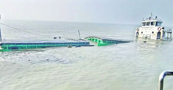 পশ্চিমবঙ্গের মুড়িগঙ্গা নদীতে ডুবলো জাহাজ, ১২ বাংলাদেশিকে উদ্ধার
