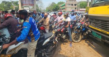 সিরাজগঞ্জে তিনঘণ্টায় মিলছে ৩০০ টাকার তেল