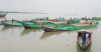 যমুনায় বালুবাহী তিন বাল্কহেড জব্দ