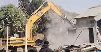 সিরাজগঞ্জে সরকারি জমি দখল করে নির্মিত আ’লীগের কার্যালয় উচ্ছেদ