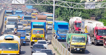 ঢাকা-চট্টগ্রাম ও ঢাকা-সিলেট মহাসড়কে তীব্র যানজট