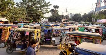 অটোরিকশার দখলে বাসের সড়ক