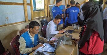 নিজ নামে নিবন্ধিত মোবাইল সিম পেলেন রোহিঙ্গারা