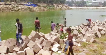 কারখানার বর্জ্যে ফুলজোড় নদে ভেসে উঠছে মাছ